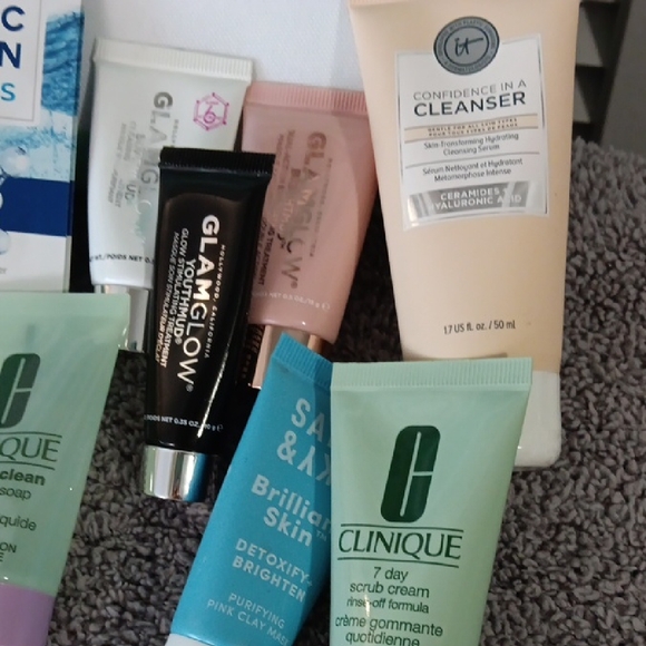 Clinique Green & White Striped Tote with Cosmetic Bag Filled With New Makeup! - Picture 4 of 8